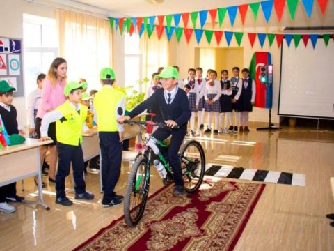 Paytaxt məktəblərində yol hərəkəti qaydaları təbliğ olunur