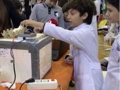 Azərbaycanda kollec şagirdləri inkubator aparatı hazırlayıb 