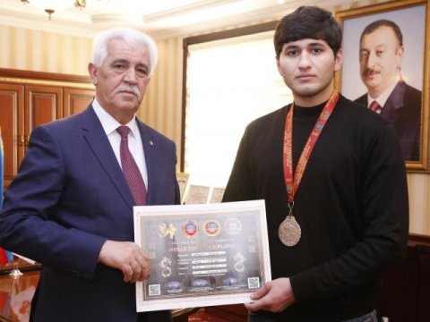 Azərbaycanlı tələbə gümüş medal qazandı