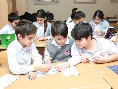 Məktəblilərin zərərli informasiyadan qorunması üçün qanun təsdiqləndi