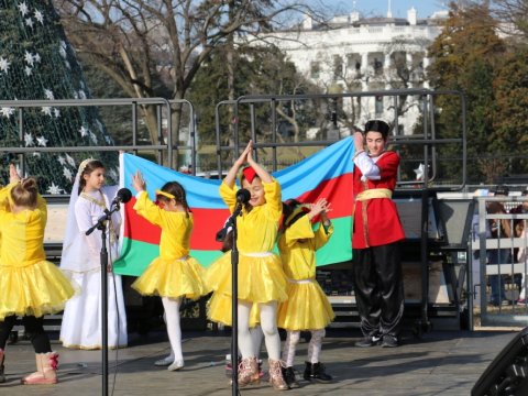 ABŞ-da  Azərbaycan məktəbinin şagirdləri Ağ Evin qarşısında çıxış ediblər
