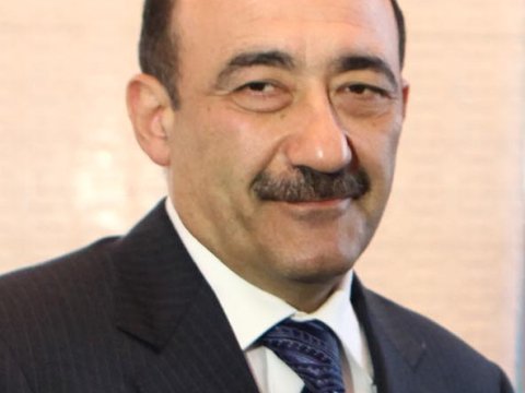 Əbülfəs Qarayev: “Evdə yazı masamın üstündə azı 4 kitab var” - MÜSAHİBƏ