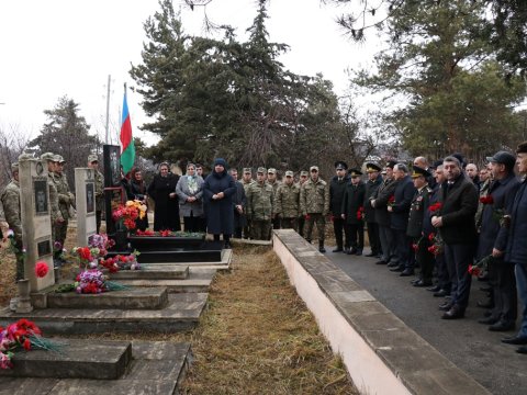 AzTU kollektivi Milli Qəhrəman Çingiz Qurbanovun məzarını ziyarət etdi 