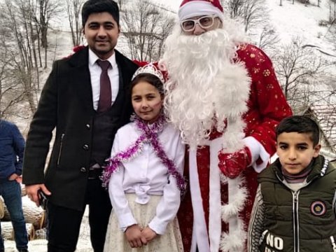 Şaxta baba ucqar dağ kəndinin məktəblilərinə hədiyyələr payladı - Gənc müəllimdən təşəbbüs-FOTO