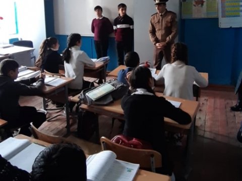 Məktəblərdə yanğın təhlükəsizliyinə dair maarifləndirmə tədbirləri keçirilib