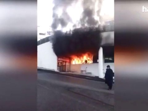 İstanbulda məktəb yandı