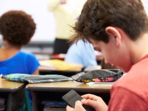 “Orta məktəblərdə telefondan istifadə qadağan edilsin” - Psixoloqdan təklif