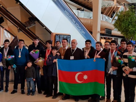 Qazaxıstanda uğur qazanan məktəblilər Vətənə qayıdıblar