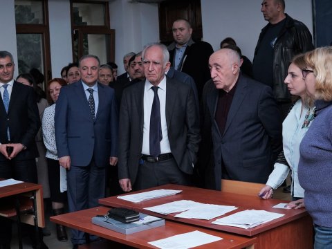 Tələbə təklifini anında cavablayan rektor, nəticələrini səbirsizliklə gözləyənlər – İmtahandan reportaj