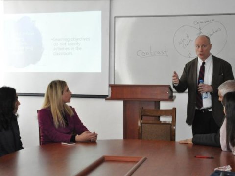 Amerikalı professor ali məktəbdə təlim keçib