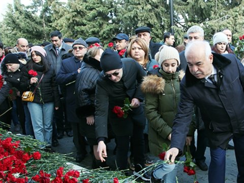Elmi ictimaiyyətin nümayəndələri Şəhidlər xiyabanını ziyarət ediblər