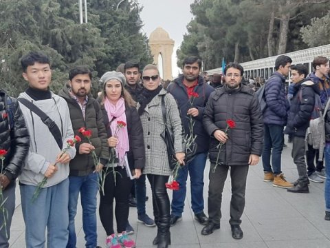 Əcnəbi tələbələr Şəhidlər xiyabanını ziyarət ediblər