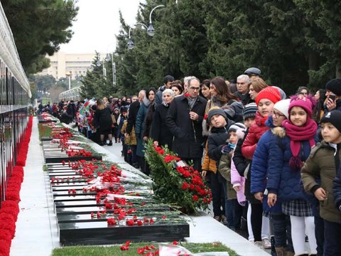 Azərbaycan Universitetinin kollektivi Şəhidlər Xiyabanını ziyarət edib