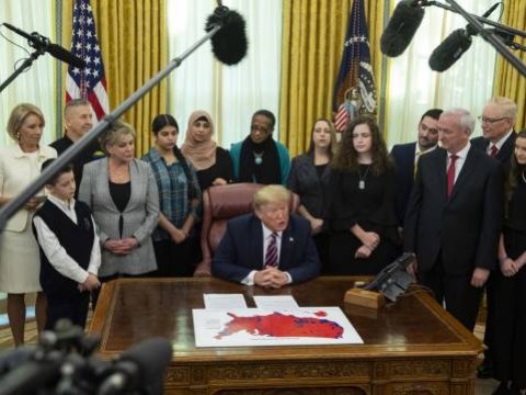 Tramp müəllim və şagirdlərin  məktəbdə namaz qıla biləcəyini bəyan etdi - İbrətamiz...