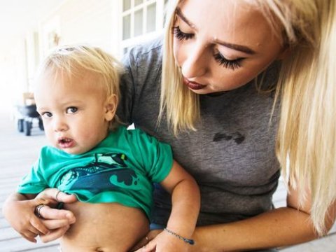 Müəllim uşağın qarnına anası üçün mesaj yazdı - FOTO