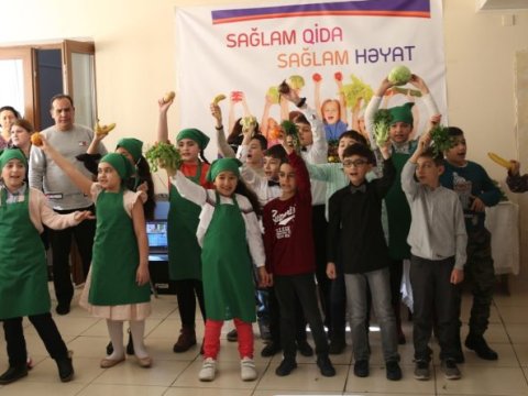 Məktəblərdə şagirdlərin qida mədəniyyəti - VİDEO 