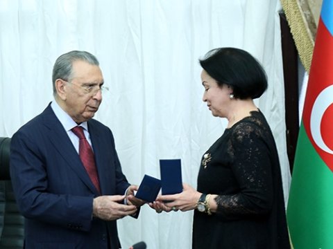 İnstitut direktoruna BDU-nun 100 illiyi yubiley medalı təqdim olunub