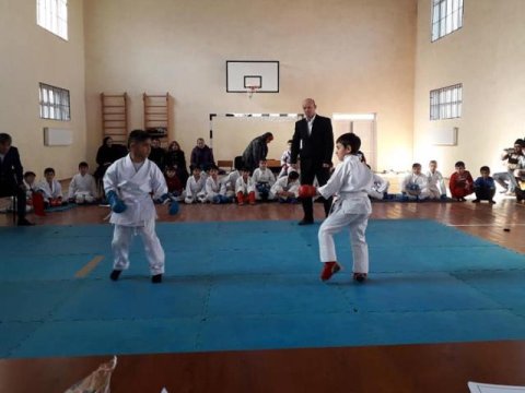 Məktəblilər qüvvələrini sınayıb