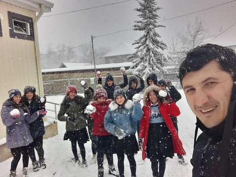 Ucqar kənd məktəbində şagirdlər direktordan 