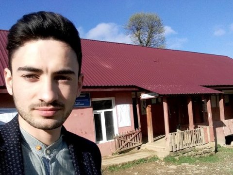 Ucqar kənd müəllimi:-“Ayaqqabılarımızı məktəbdə qoyur,  geriyə rezin qaloşla, çəkmə ilə gedirik”