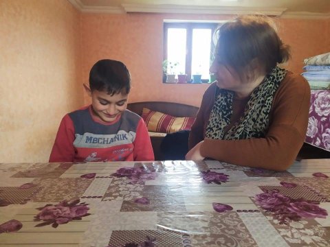 Kənd məktəbində nümunəvi addım – Psixoloq şagirdlərin evinə yollandı