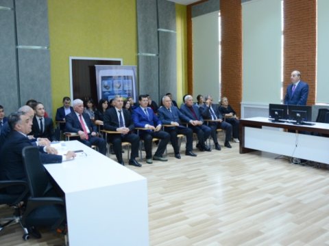 UNEC-də seminar: Qiymətli kağızlar bazarının inkişafı