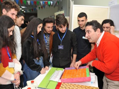 BMU ali təhsil müəssisələrinin sərgisində