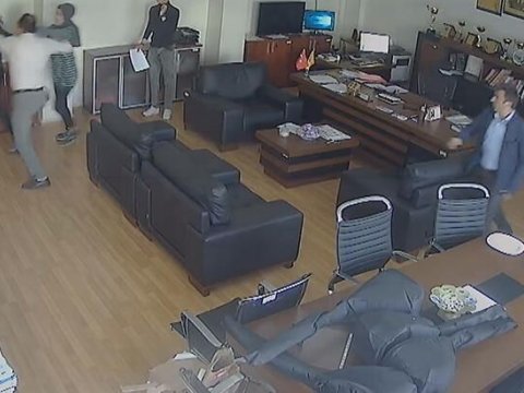 Məktəb direktorunun otağında dava düşdü - VİDEO