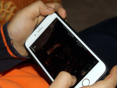 Uşaqların telefondan aslılığının səbəbləri və həlli yolları – SORĞU