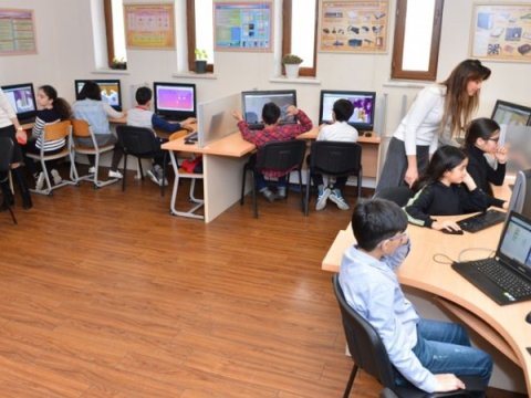 Məktəblərdə İKT şəraitinin zəif olması nələrin qarşısını alır?