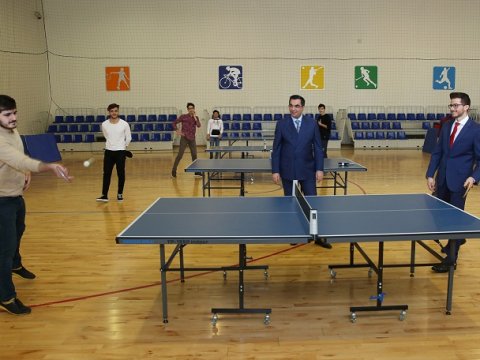 İsrail səfiri tələbə ilə tennis oynadı
