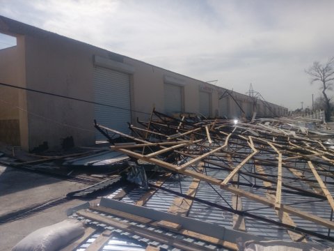 Güclü külək Xaçmazda məktəbin və ticarət obyektlərinin damını uçurub