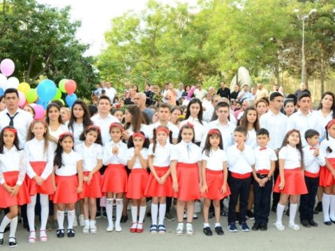 Digər dildə tədris aparılan bölmə üzrə I sinfə şagird qəbulu necə aparılır?