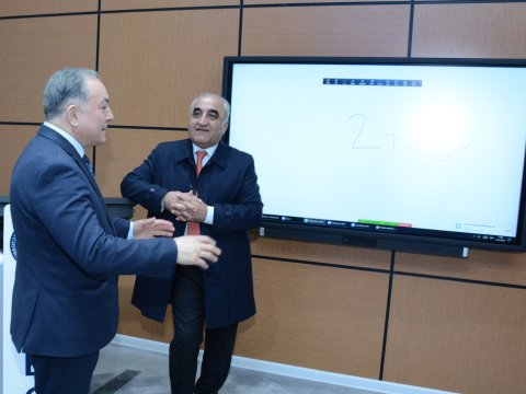 AzTU-nun rektoru UNEC-də distant tədris prosesi ilə tanış olub