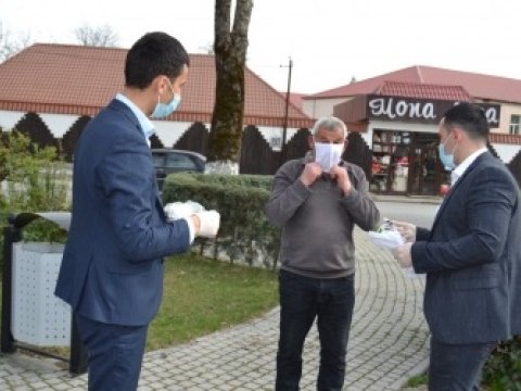Peşə məktəbinin könüllüləri tibbi  maska tikərək ehtiyacı olan sakinlərə pulsuz payladılar 