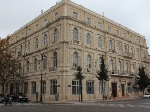 Daha bir universitet distant təhsilə keçdi