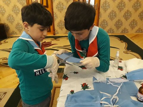 Ucqar kənd müəllimi maska tikib ev-ev payladı-(FOTO-VİDEO)