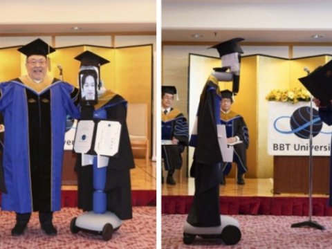 Diplomları tələbələr əvəzinə robotlar aldı