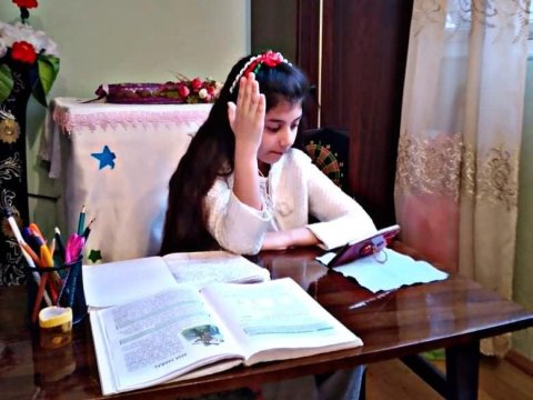 Paytaxt məktəblilərindən fərqli #evdəqal təşəbbüsləri