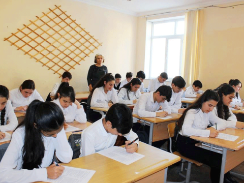 Azərbaycanda ikinci növbədə oxuyan şagirdlərin sayı azalıb