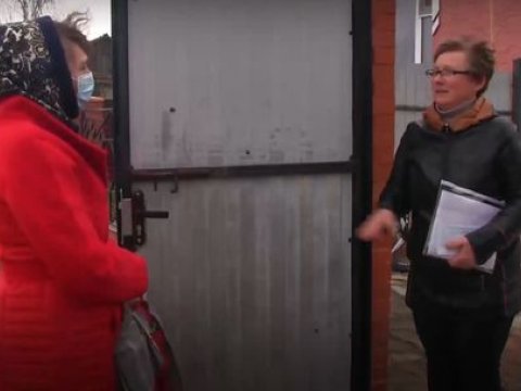 Karantində şagirdlərinə tapşırıq vermək üçün hər gün səkkiz km yol gedir