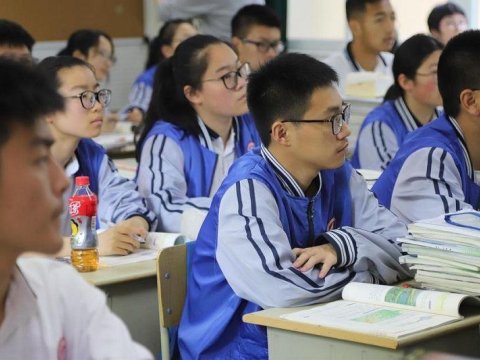 Çin məktəblərində tədrisə qismən start verilib