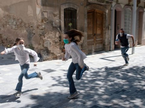 Bu ölkədə uşaqlar 6 həftədən sonra ilk dəfə küçəyə ÇIXDILAR - MARAQLI FOTOLAR