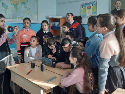 “Bəziləri elə fikirləşir ki, evdə oturub, maaşlarımızı alırıq, amma ...”- Ucqar kənd müəllimi