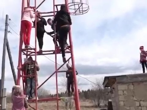 Məktəblilər onlayn dərslər üçün qülləyə çıxırlar - VİDEO