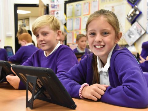 Bu ölkədə məktəblər açılır – “3  həftəyə hər şey düzələcək”