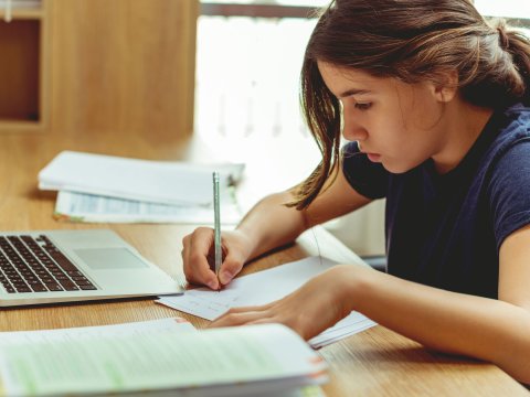 “Onlayn dərslərdə öyrənə bilmirik” – Şagirdlər məktəbə geri qayıtmaq istəyirlər