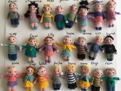 Şagirdləri üçün darıxan müəllimdən fərqli addım- Onlara oyuncaq tikdi