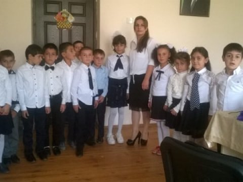 Ucqardakı gənc xanım müəllimdən Cümhuriyyət jesti - Uşaqlardan təsirli şeirlər-VİDEO