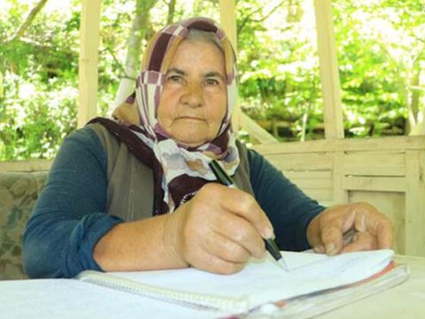 63 yaşında diplom aldı, şeir kitabının gəlirini təhsilə bağışladı-ÖRNƏK